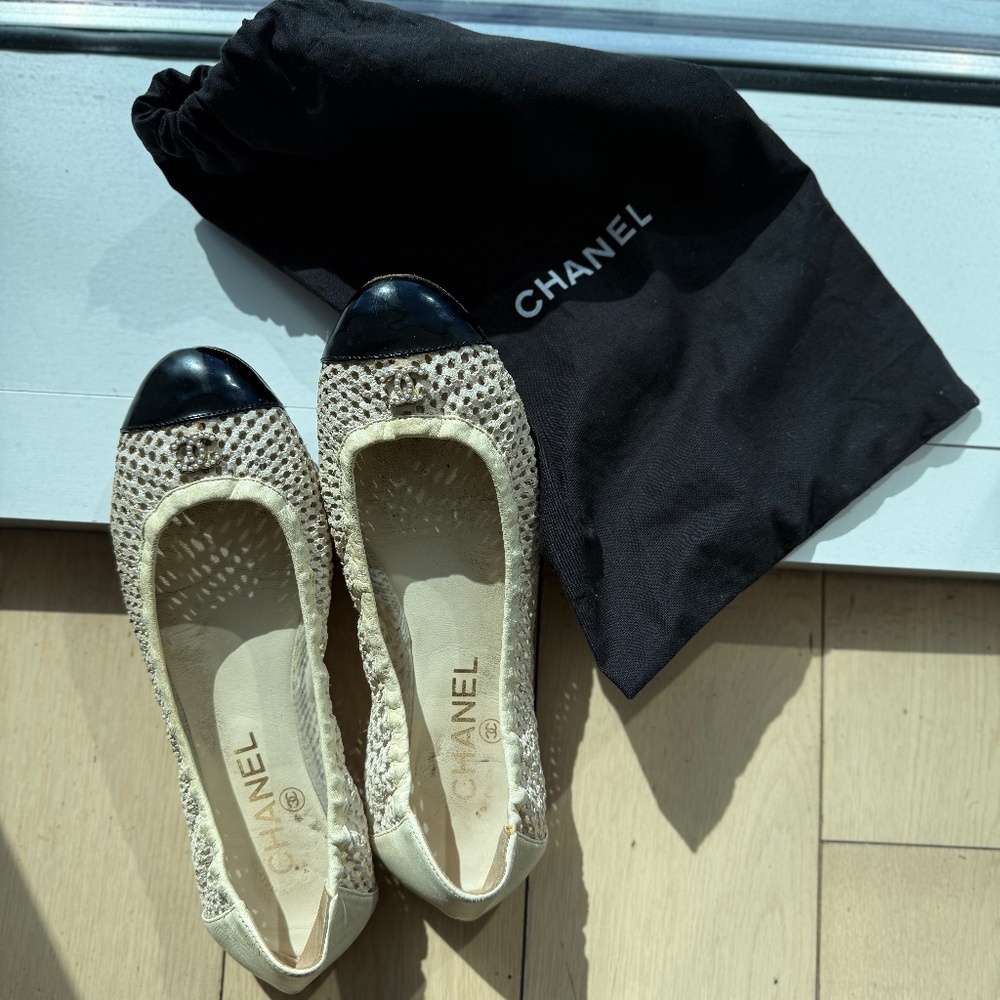 Chanel Two-Tone Ballet Slippers in Cream and Black - size 36